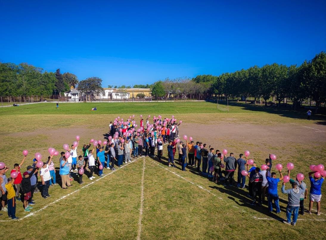 Día Mundial de Lucha contra el Cáncer de Mama: Internos y penitenciarios de una cárcel bonaerense se unieron en un lazo rosa humano | Actualidad