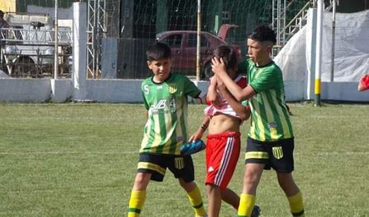 Lección en el fútbol infantil: Lloraba y sus rivales lo consolaron | Deportes