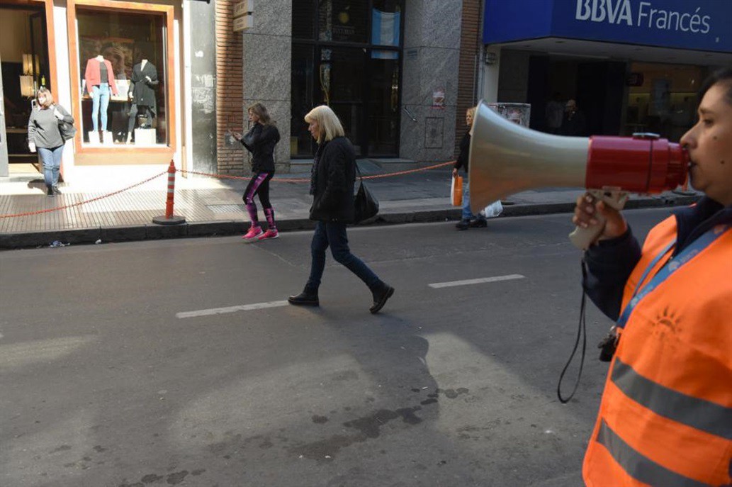 Tucumán: escracharon con megáfonos a peatones que cruzaban mal la calle | Actualidad