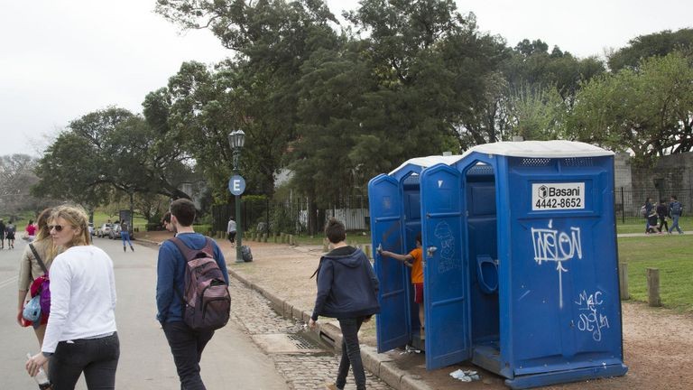 Legisladores pedirán al GCBA por la ley para instalar baños públicos en parques porteños | Actualidad