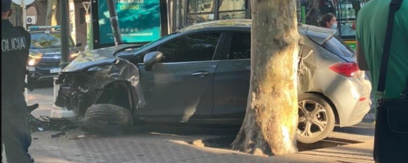 Dejó el auto en el estacionamiento y apareció chocado contra un poste en la calle | Actualidad