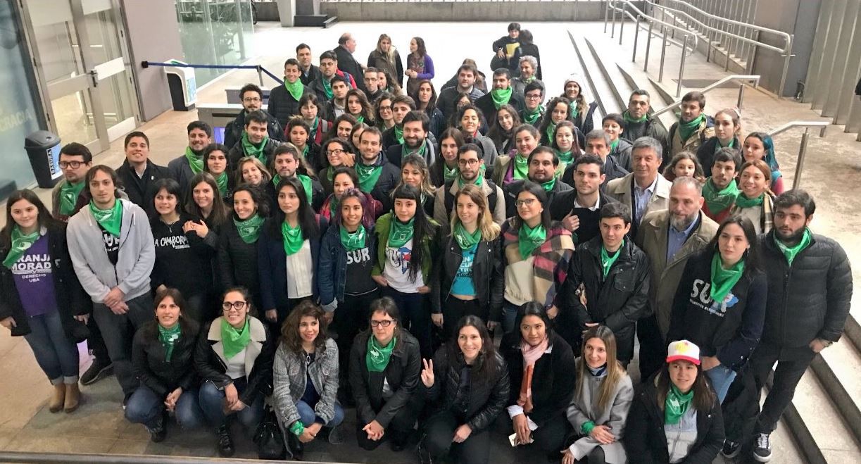 Jóvenes de todos los partidos políticos firmaron un petitorio por el aborto legal | Actualidad