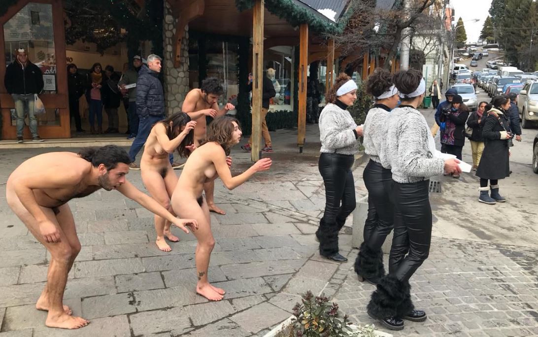 Bariloche: un grupo de artistas se desnudó para protestar contra el G20 | Actualidad