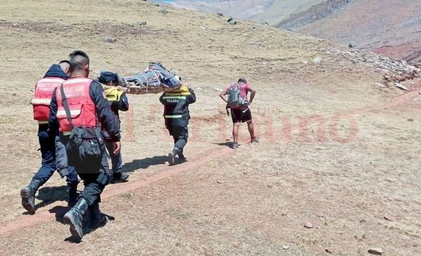 Rescatan a un joven que se hallaba herido y deshidratado tras desbarrancar en un cerro de Jujuy | Actualidad
