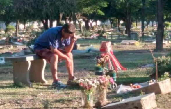 El papá que escucha los partidos de San Martín de Tucumán junto a la tumba de su hijo | Actualidad