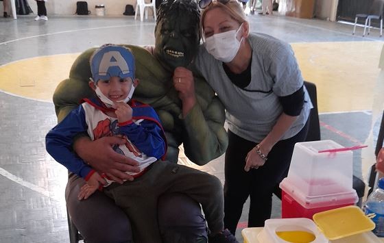 Video: El "Increíble Hulk" acompañó a su hijo a vacunarse | Actualidad