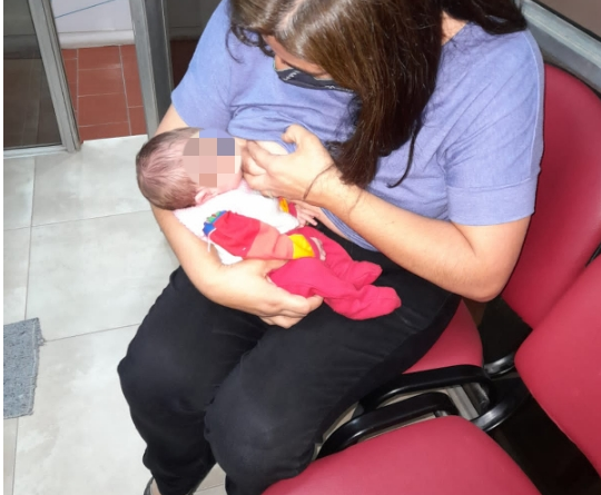 Gesto de amor: una comisaria dio de amamantar a una bebé que llevaba horas sin alimento | Actualidad