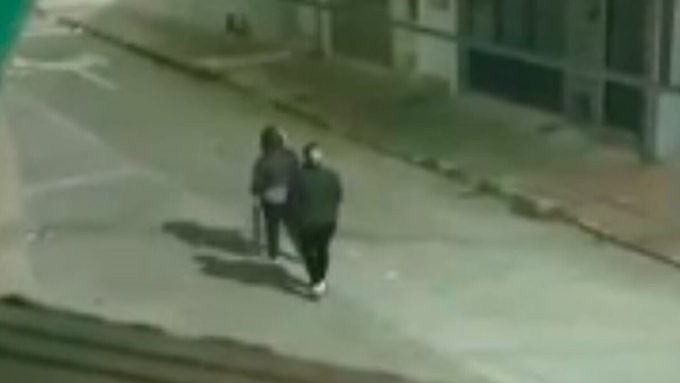 Video viral: temor en Bogotá por personas que caminan para atrás por la calle a la medianoche | Internacionales