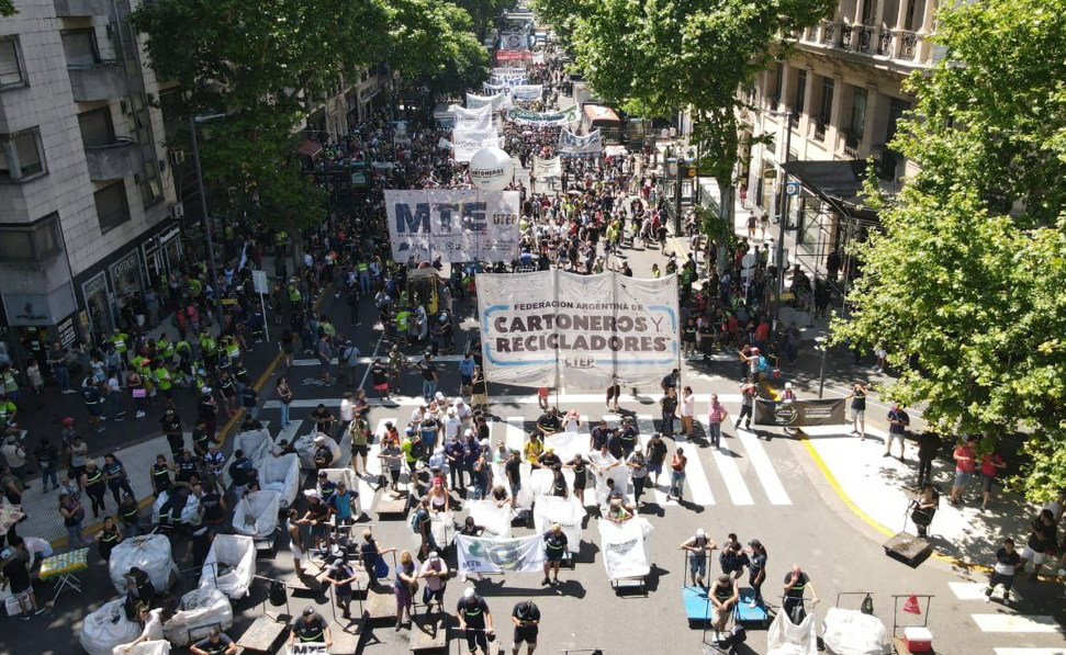 Masiva marcha de cartoneros al Congreso en apoyo a la Ley de Envases con Inclusión Social | Actualidad