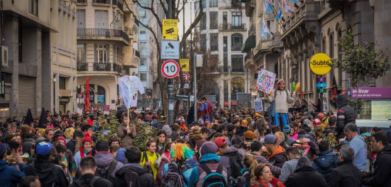 Artistas callejeros de todo el país se unen para permanecer en las plazas | Actualidad