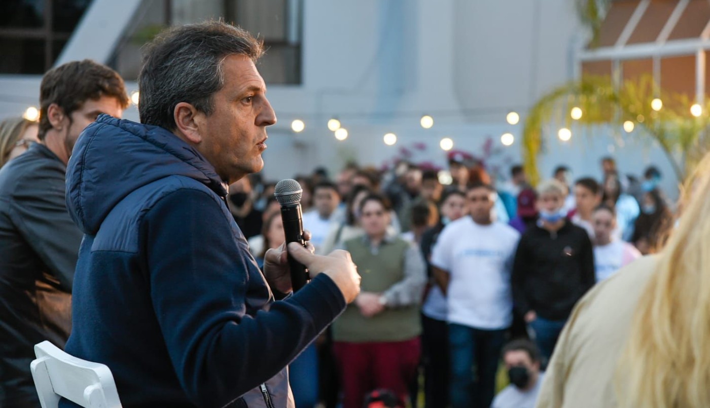 Massa, a los jóvenes: "Necesitamos que participen, nos interpelen y nos exijan" | Política