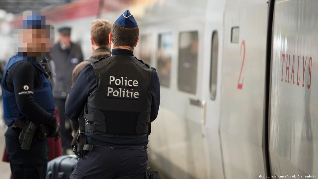 Al grito de “Alá es grande” un terrorista atacó a policías a cuchillazos en París | Internacionales