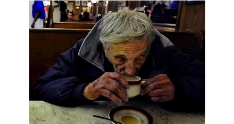 Regalan café caliente, tortitas y pan para aquellos que viven en la calle | Actualidad