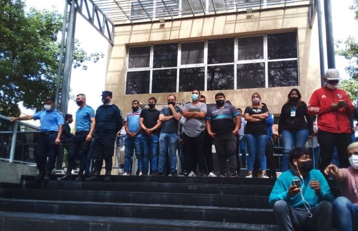 Municipales riojanos intentaron ingresar a sede comunal en medio de cruces de provincia y municipio | Política