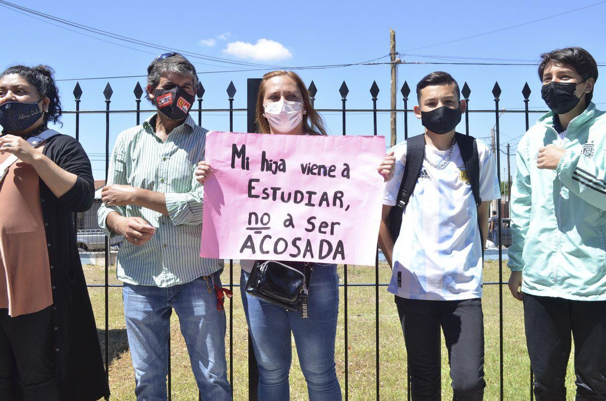 Imputarán a un docente de un colegio por acosar a una alumna por WhatsApp | Actualidad