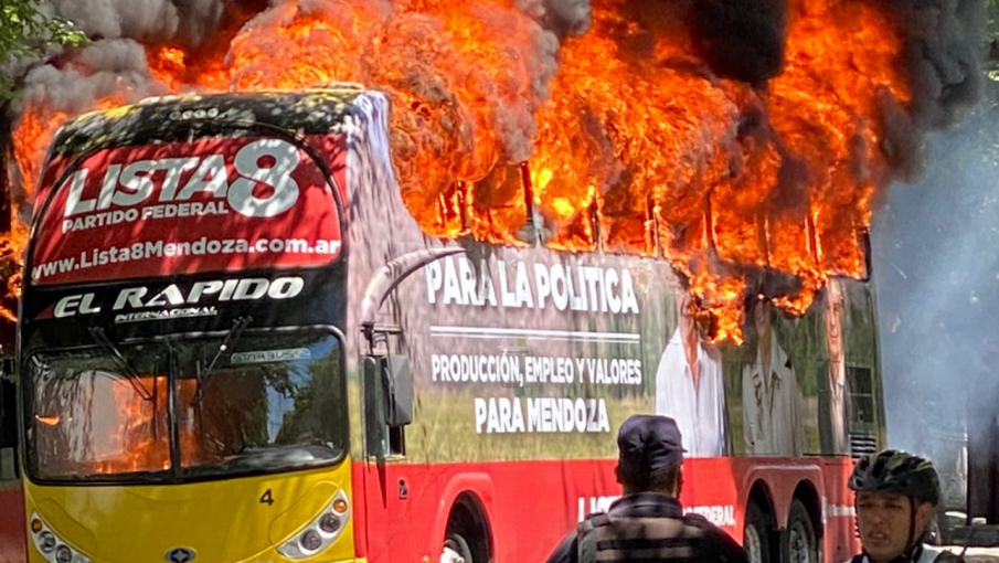 Se incendió el micro de campaña del Partido Federal de Mendoza | Política