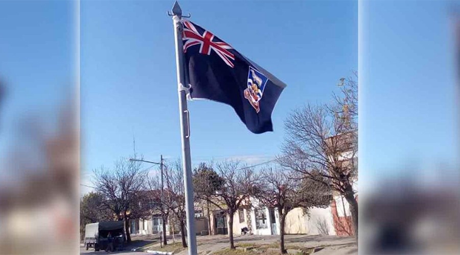 Polémica en Santa Fe: izaron por error la bandera británica de Malvinas en una plaza | Actualidad