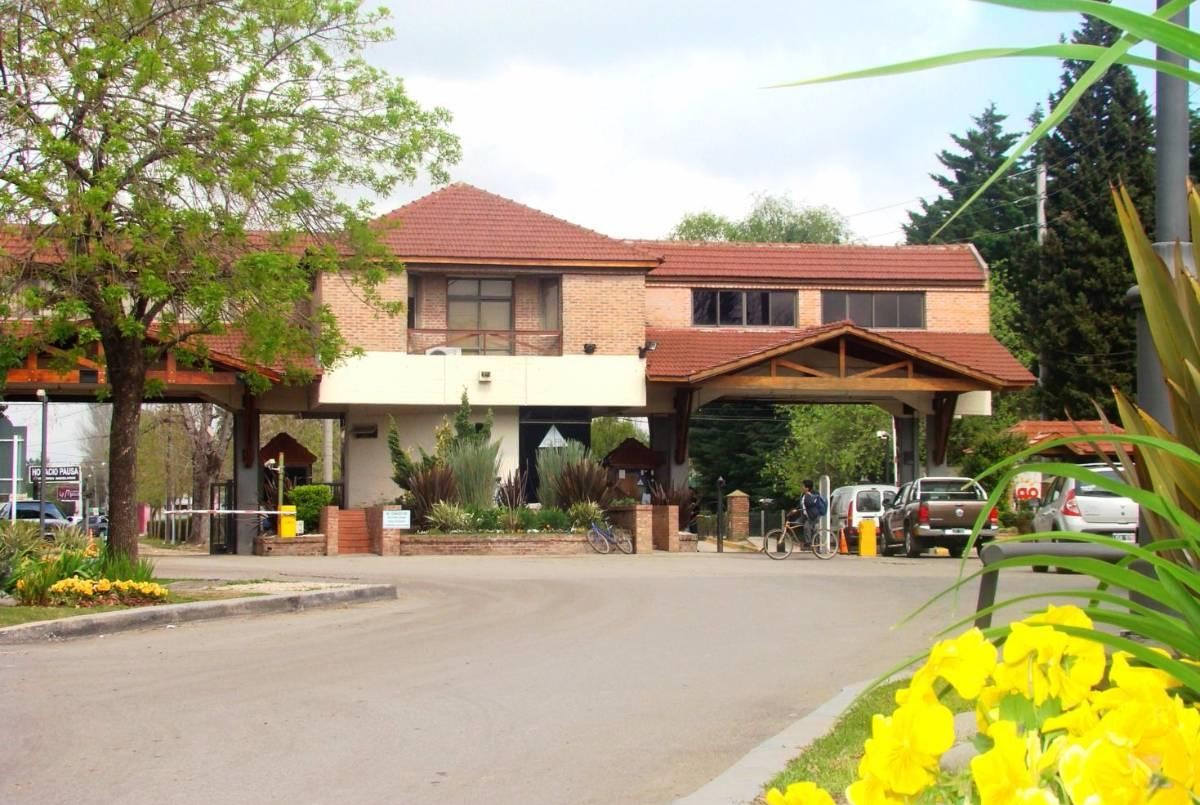 Vestidos como personal de mantenimiento robaron en una casa de un country de Francisco Álvarez | Actualidad