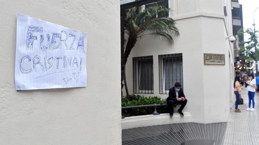 La Vicepresidenta continúa internada con “una buena evolución clínica” | Política