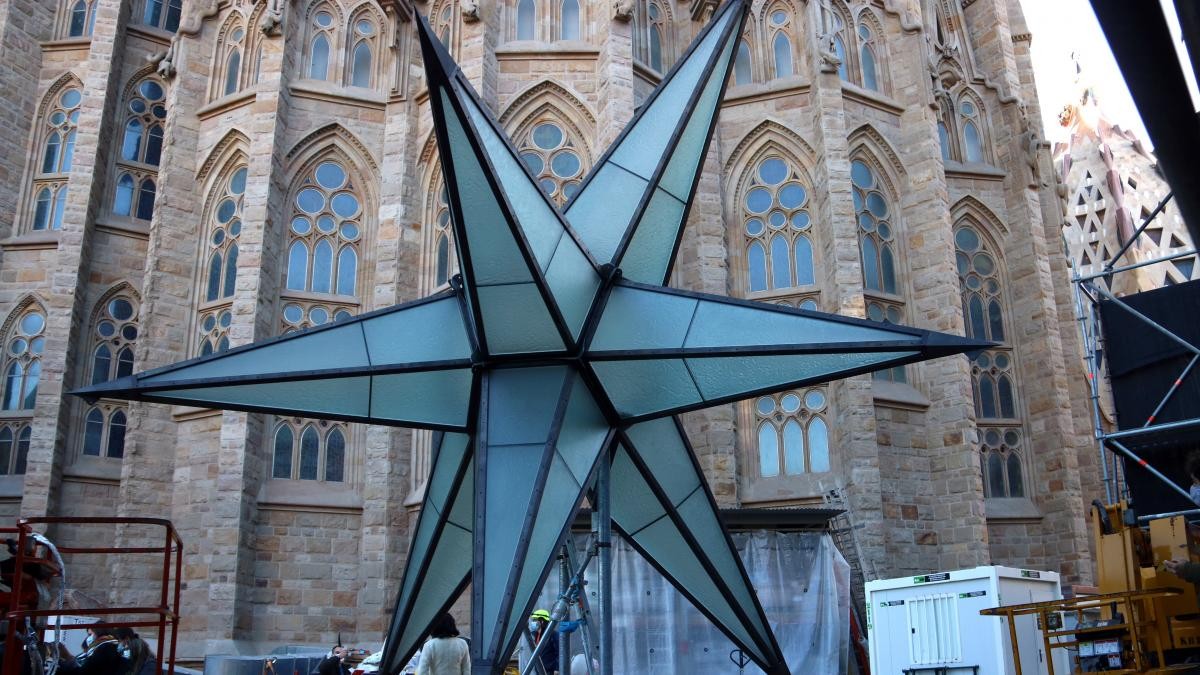 La Basílica de Sagrada Familia lleva 135 años de obra y avanza la terminación con una gran estrella de acero | Internacionales