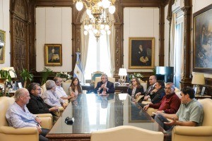 El Presidente está reunido en la Casa Rosada con la CGT y los movimientos sociales | Política
