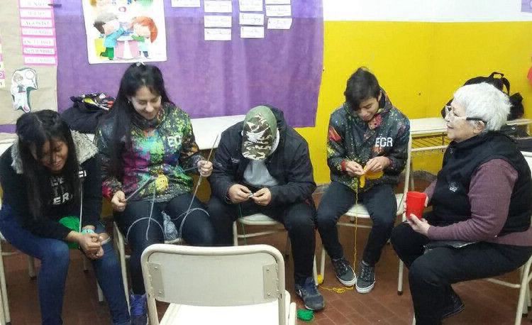 Estudiantes marplatenses tejen gorros de lana para personas que viven en la calle | Actualidad