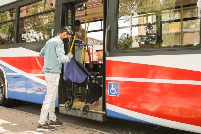 Niños en cochecitos podrán ser subidos por la puerta central en los colectivos de transporte urbano | Actualidad