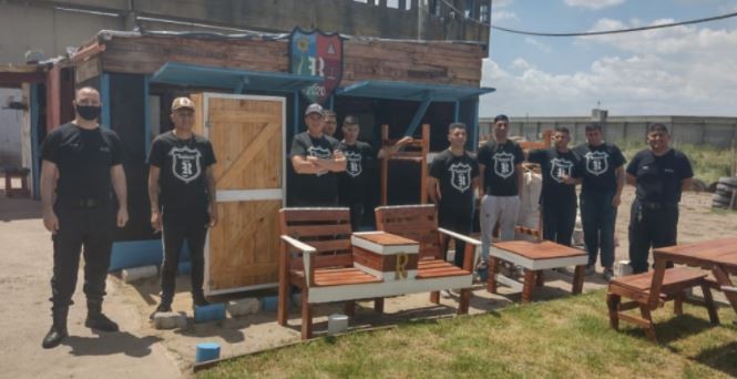 Presos bonaerenses fabricaron y donaron muebles a una familia que perdió todo en un incendio | Actualidad