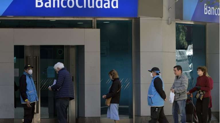 Los bancos volverán a atender sin turno a partir del lunes | Economía