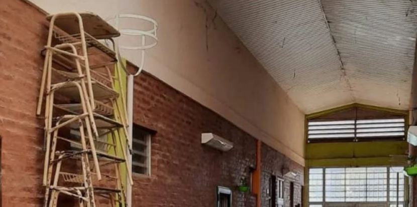 Intentó robar una escuela y quedó atrapado en el techo | Actualidad