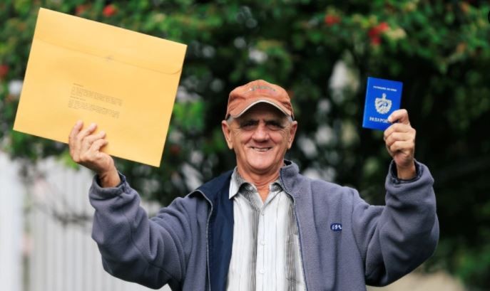 “Bombo Cubano", un libro que refleja la dicotomía de los cubanos que anhelan la libertad | Actualidad