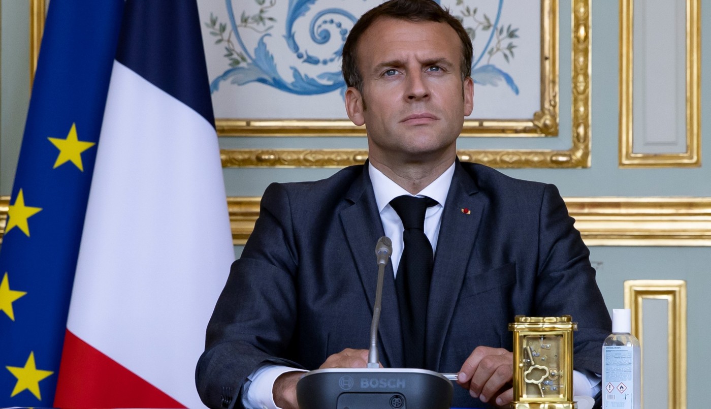 Macron cambia el azul característico de la bandera de Francia por uno más oscuro | Internacionales