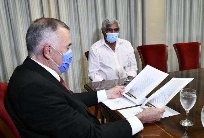 Un jubilado introdujo en el sobre de la votación una nota para el Gobernador de Tucumán, quien lo buscó y lo recibió | Actualidad