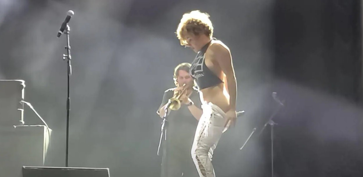 Cantante de una banda orinó sobre la cara de un fan en pleno show | Espectáculos