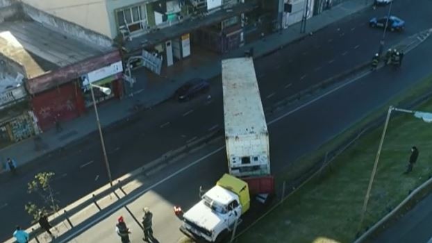 Camión quedó cruzado en el acceso a la General Paz a la altura de Liniers | Actualidad