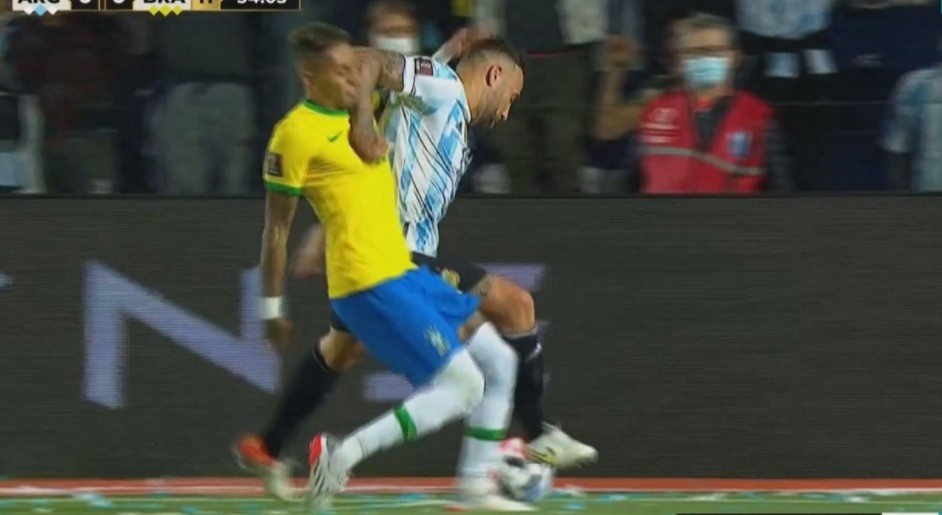 Codazo de Otamendi a Raphinha: Conmebol suspende a los árbitros de Argentina-Brasil | Deportes