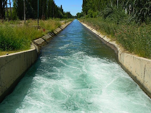 Un hombre salvó la vida de su hijo de dos años que había caído a un canal de riego | Actualidad