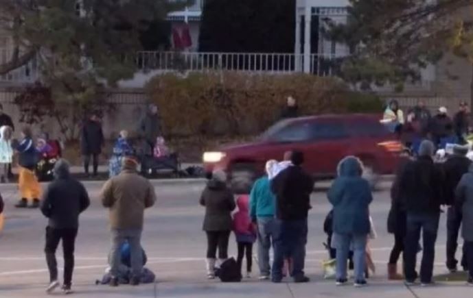 Estados Unidos: una camioneta arremetió contra un desfile navideño y hay, al menos, 20 heridos | Internacionales