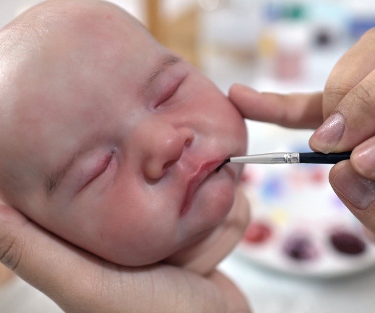 "Hago realidad sueños": la artesana que crea bebés en su taller | Internacionales