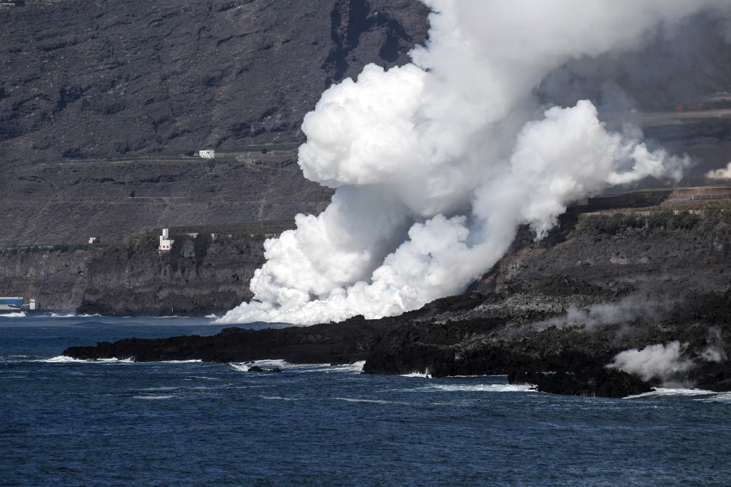Continúa la actividad en el volcán de La Palma: la llegada de una nueva colada al mar obligó a confinar a 3.000 personas | Clima, naturaleza y medio ambiente