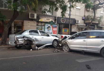 Un automovilista se quedó dormido y chocó contra dos autos estacionados en Boedo | Actualidad
