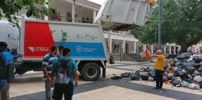 Protestaron frente a la municipalidad de La Rioja vaciando camiones de basura | Actualidad