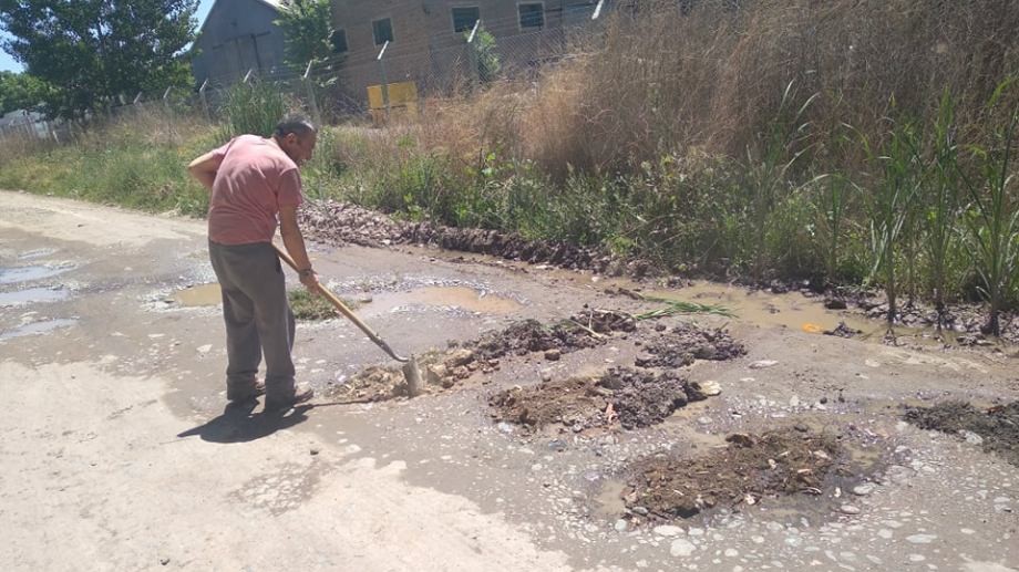 Harto de la inacción del Municipio, un hombre de 73 años decidió arreglar la calle | Actualidad