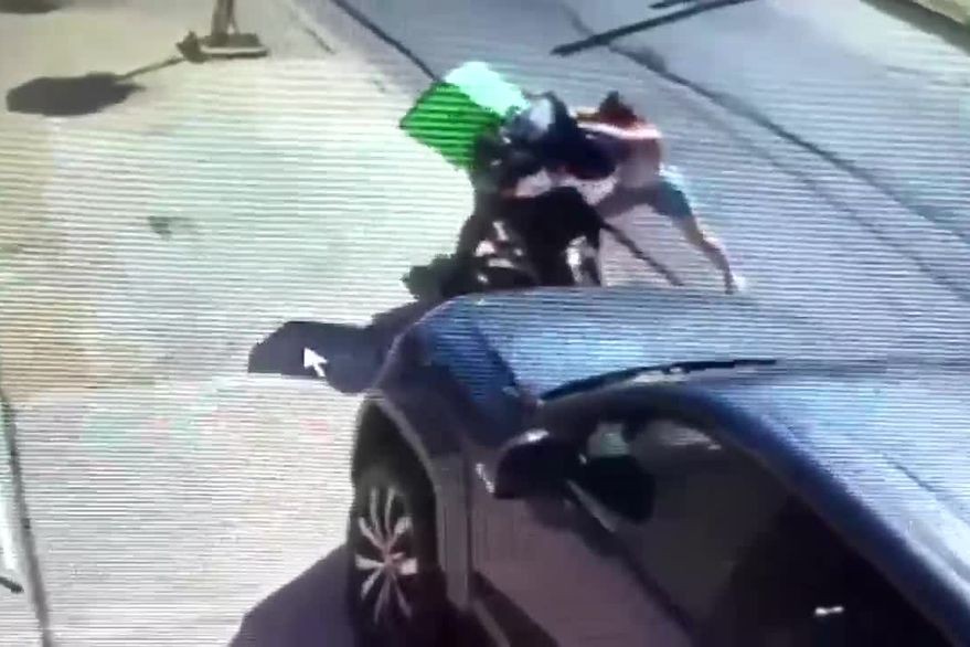 Una chica luchó cuerpo a cuerpo con el motochorro que le robó en Ramos Mejía: "Dame el celular o te pincho" | Actualidad