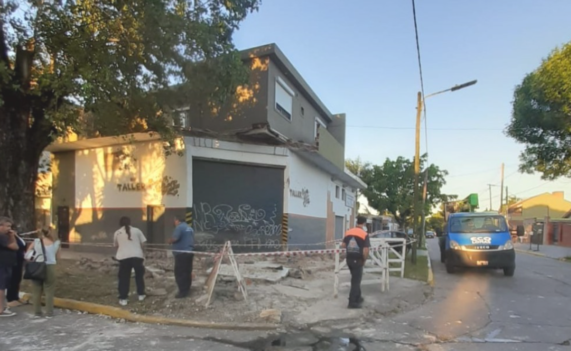 Se derrumbó un balcón en Lomas de Zamora a escasos metros de una escuela: no hubo víctimas | Actualidad