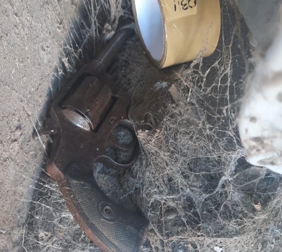 Un peligro: hallan un revólver oculto en una casilla de gas | Actualidad