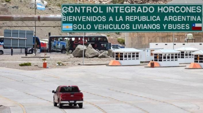 Chile prohíbe el ingreso desde países africanos y pospone la apertura de paso hacia Argentina por la variante Ómicron | Internacionales