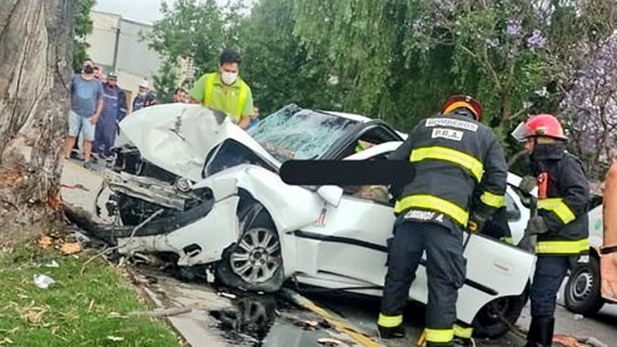 Accidente fatal: Dos muertos y un herido al chocar un auto contra un árbol en La Plata | Actualidad