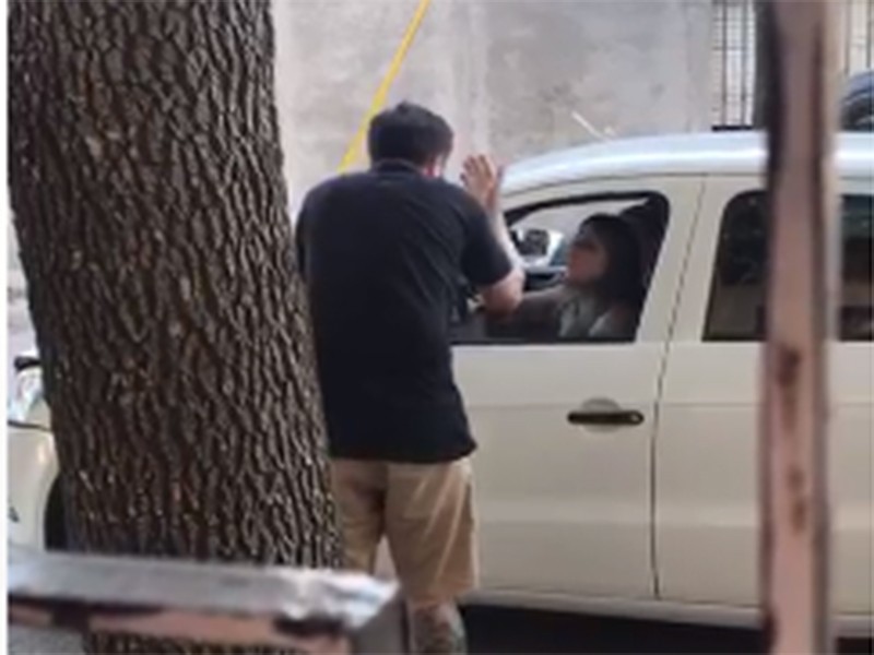 La violenta agresión de un hombre a una mujer que le chocó el auto: "Te arrancaría la puerta" | Actualidad
