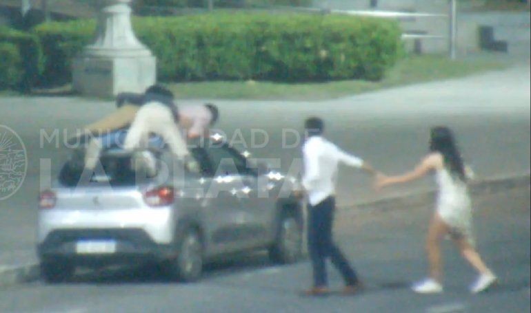 Piden la suspensión de conductor por llevar a sus amigos en el techo del auto en La Plata | Actualidad